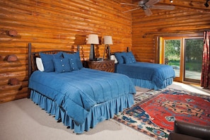 5 bedrooms, iron/ironing board, travel cot, free WiFi - Spacious Creekside Lodge in Emigrant - 20 minutes to Yellowstone Entrance! (Emigrant)
