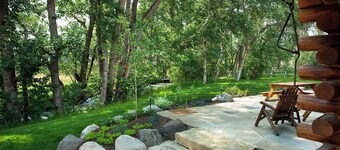 Spacious Creekside Lodge in Emigrant - 20 minutes to Yellowstone Entrance!