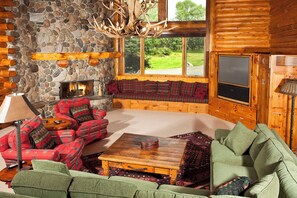 テレビ、暖炉、DVD プレーヤー、卓球台