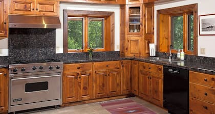 Spacious Creekside Lodge in Emigrant - 20 minutes to Yellowstone Entrance!