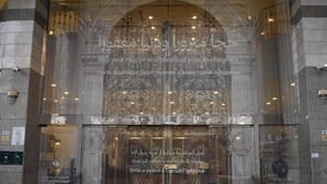 Una entrada imponente con tallas elaboradas e inscripciones árabes, que señalan un lugar cultural o religioso importante.