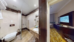 Bañera con ducha, secador de pelo, pantuflas, toallas