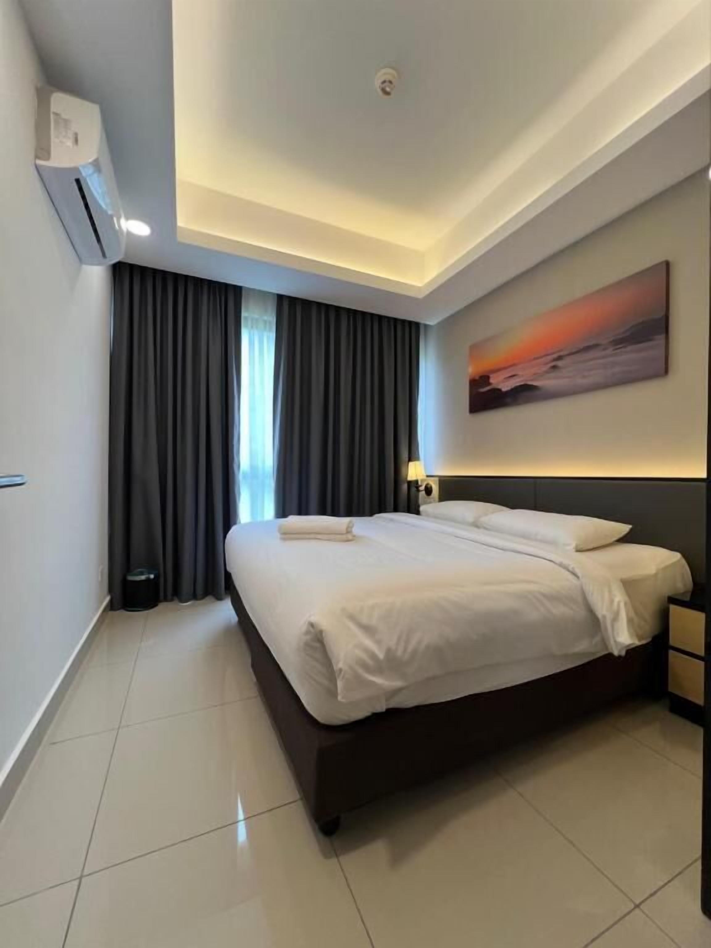 Executive kamer | Een kluis op de kamer, een bureau, een laptopwerkplek