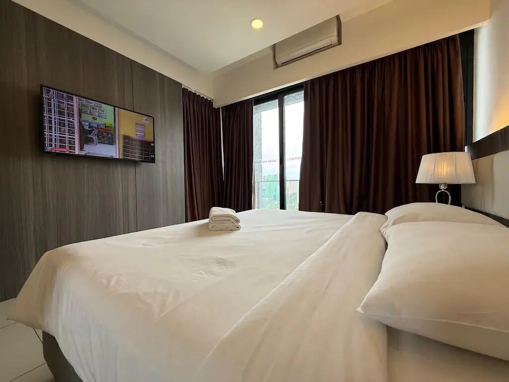 Appartement, 2 slaapkamers (AC) | Een kluis op de kamer, een bureau, een laptopwerkplek