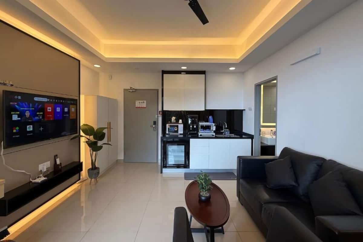 Estudio, balcón | Zona de estar | Smart TV de 50 pulgadas con canales por cable, Netflix