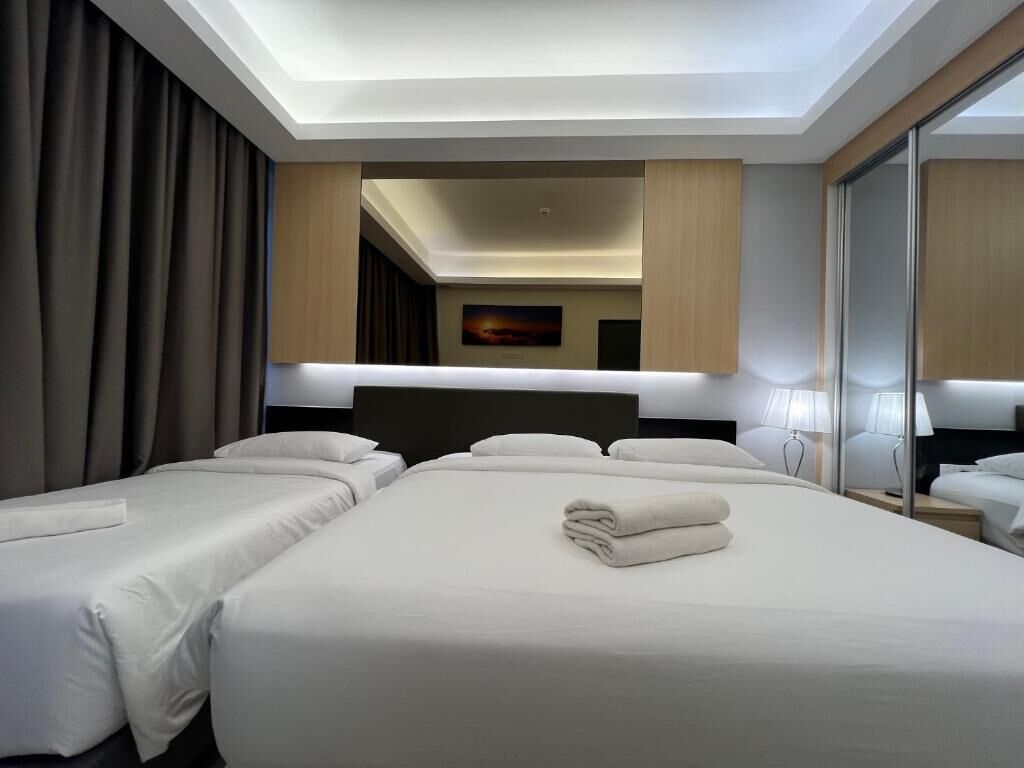 Familie suite, 2 slaapkamers | Een kluis op de kamer, een bureau, een laptopwerkplek