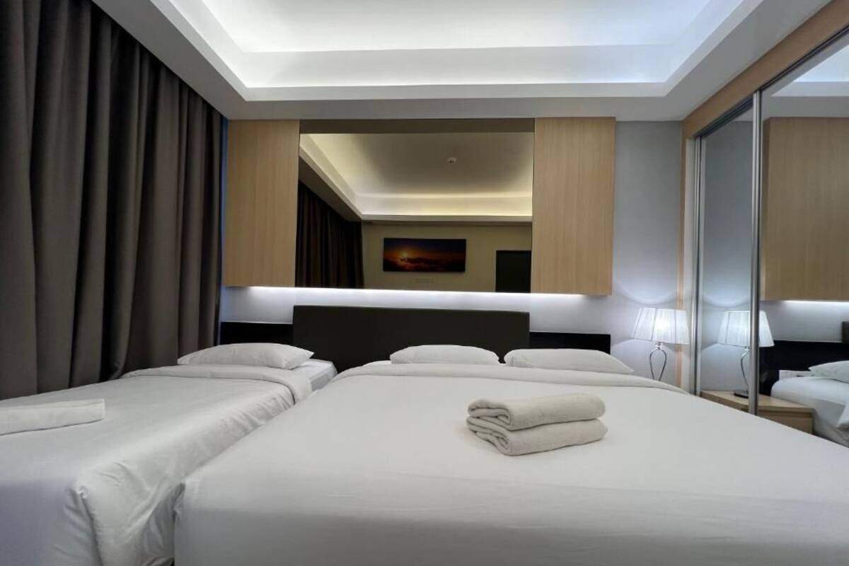 Suite familiar, 2 habitaciones | Minibar, caja fuerte, escritorio y espacio para trabajar con un portátil