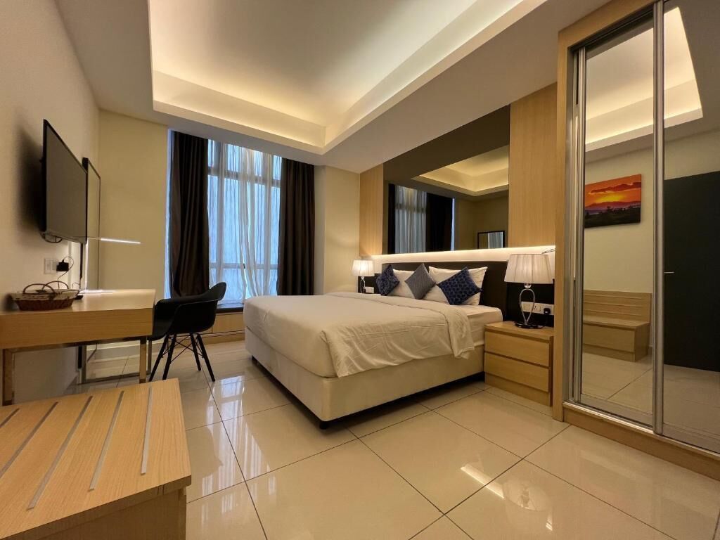 Appartement, 2 slaapkamers, balkon | Een kluis op de kamer, een bureau, een laptopwerkplek