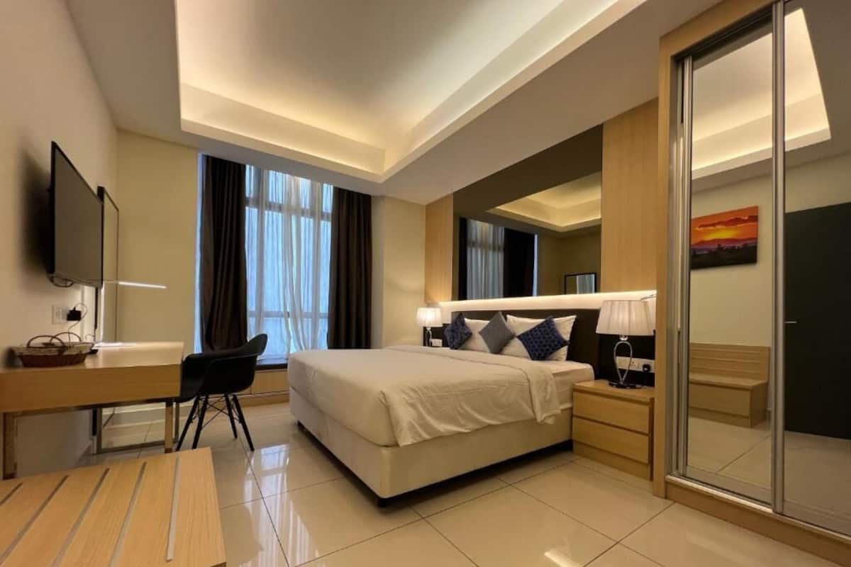 Apartamento, 2 habitaciones, balcón | Minibar, caja fuerte, escritorio y espacio para trabajar con un portátil
