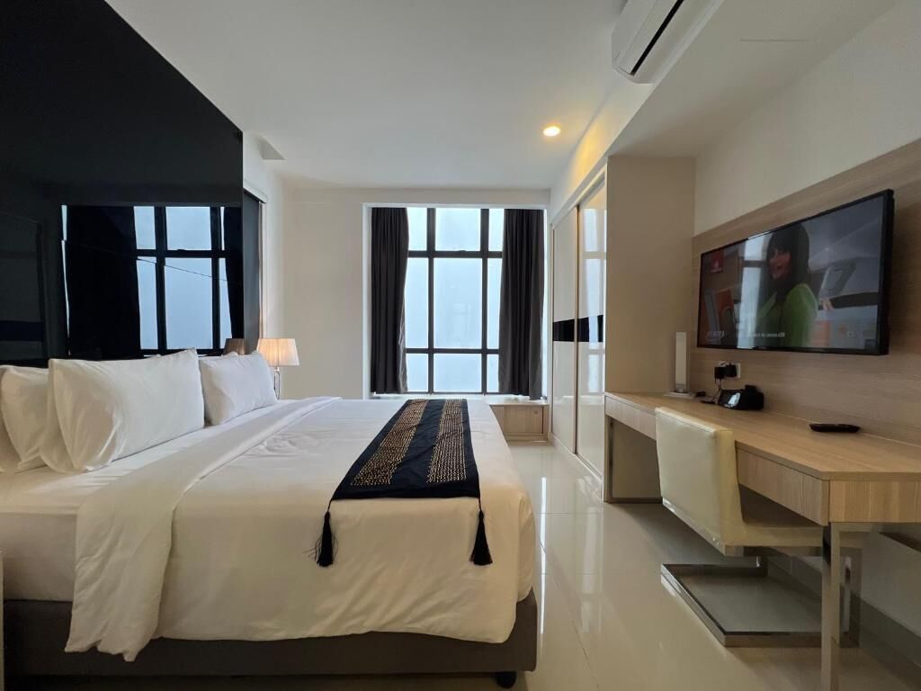 Suite, 2 slaapkamers | Een kluis op de kamer, een bureau, een laptopwerkplek