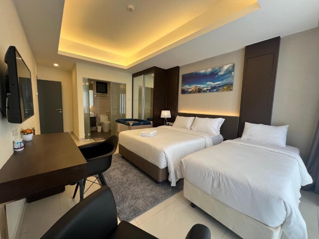 Suite, 3 slaapkamers | Een kluis op de kamer, een bureau, een laptopwerkplek