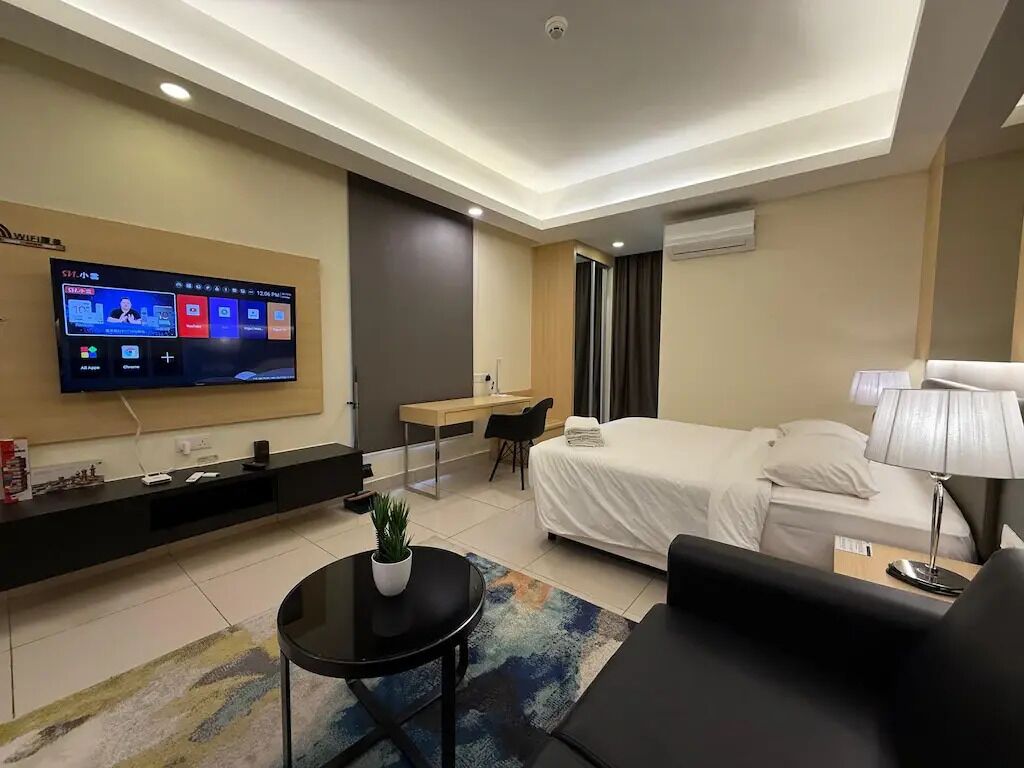 Deluxe studio (King) | Een kluis op de kamer, een bureau, een laptopwerkplek