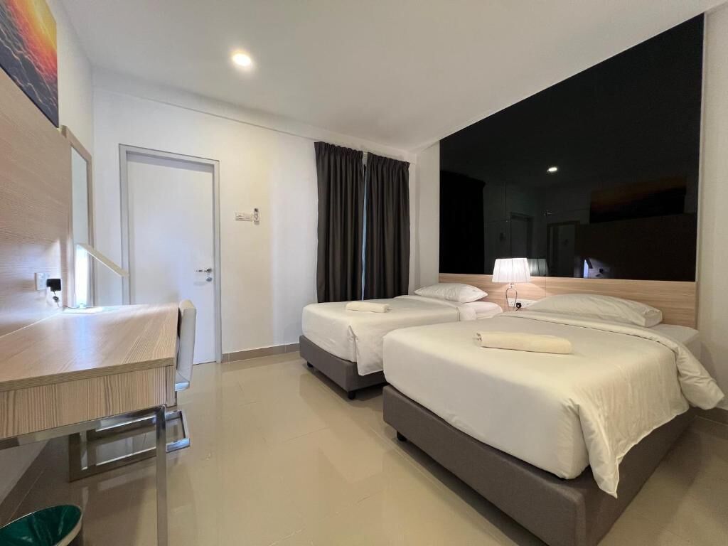 Suite, 2 slaapkamers (Two Bathrooms) | Een kluis op de kamer, een bureau, een laptopwerkplek