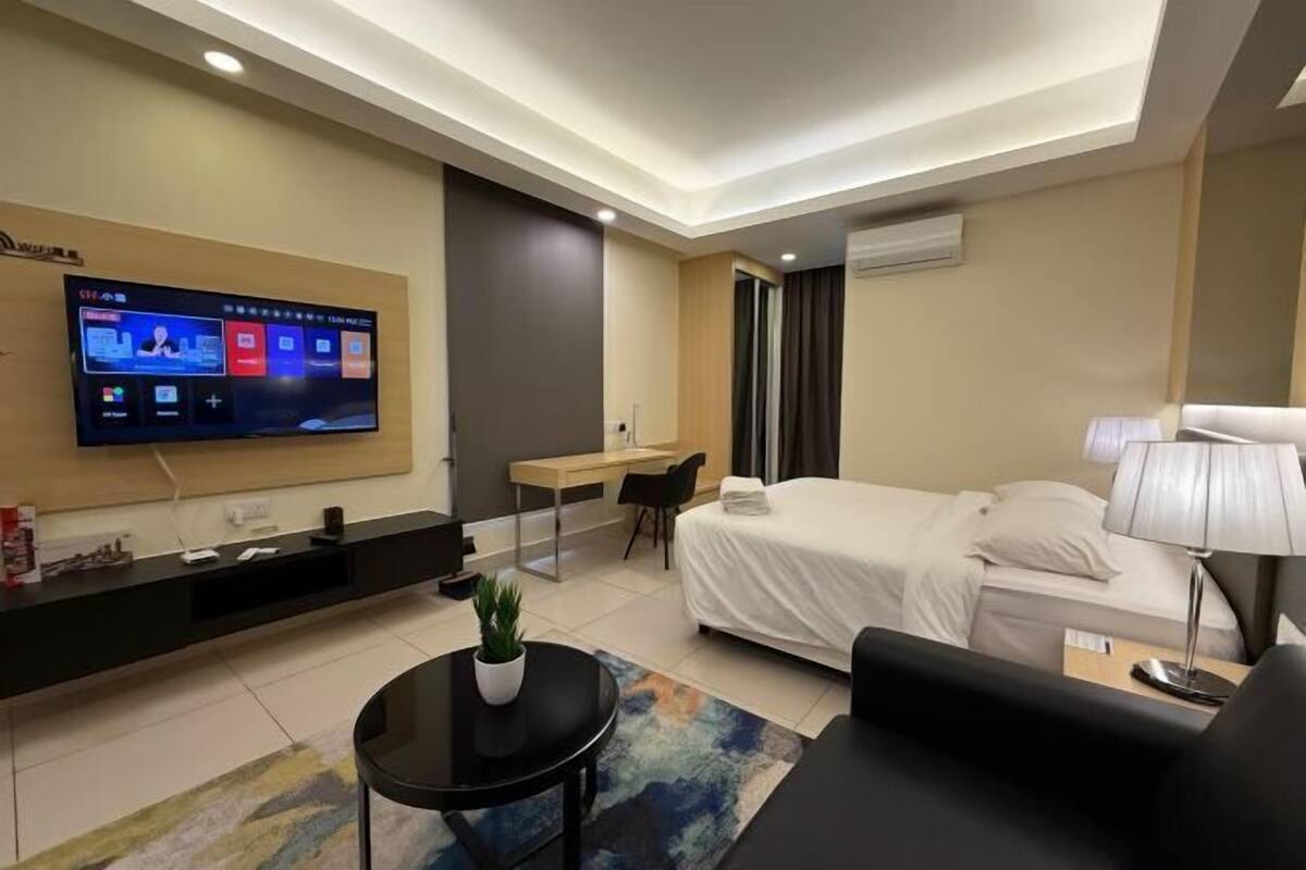 Minibar, in-room safe, desk, laptop workspace