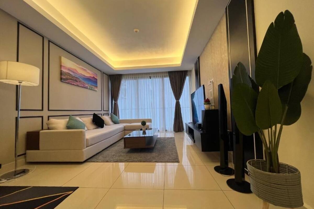 Suite, 3 habitaciones | Zona de estar | Smart TV de 50 pulgadas con canales por cable, Netflix