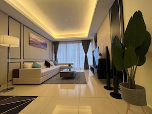 Suite, 3 habitaciones | Zona de estar | Smart TV de 50 pulgadas con canales por cable, Netflix