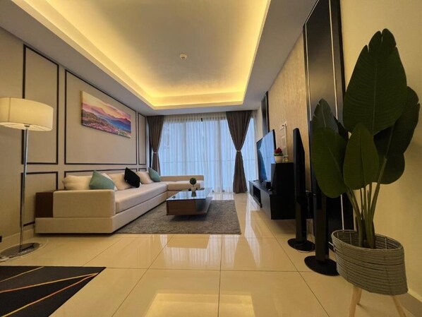 Suite, 3 Bedrooms | Ruang tamu | 50 inci sebuah televisyen pintar dengan kabel, Netflix