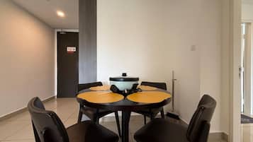 Appartement, 2 slaapkamers (AC) | Dineren op de kamer