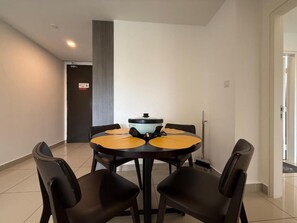 Appartement, 2 slaapkamers (AC) | Dineren op de kamer