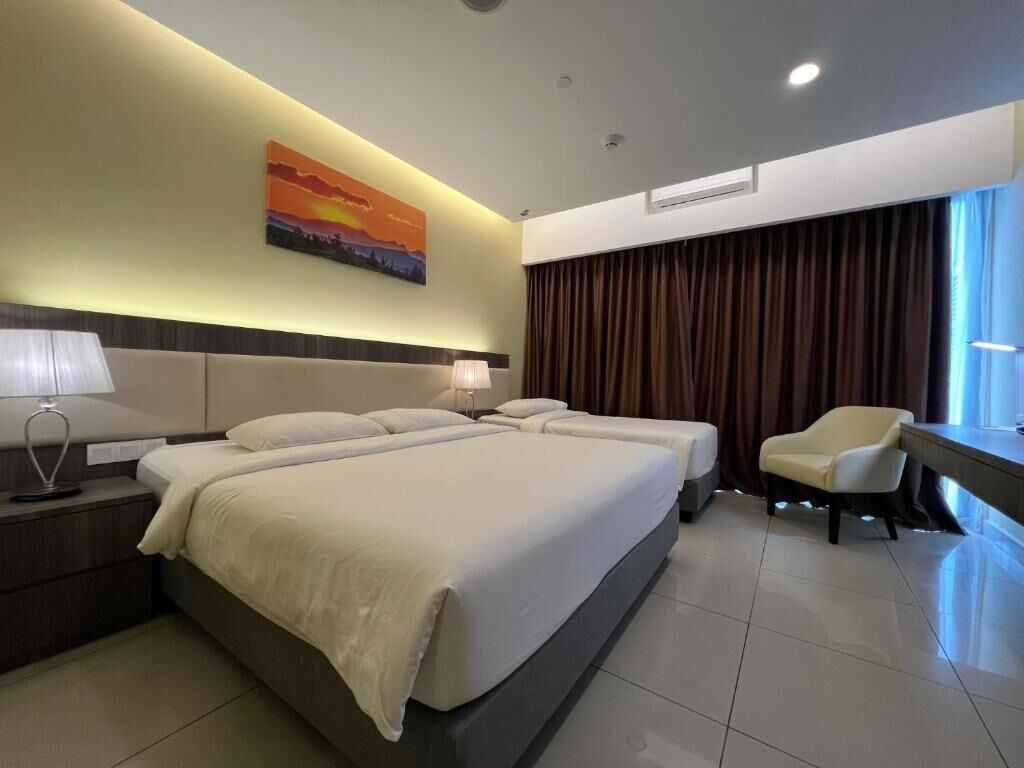 Standaard studio | Een kluis op de kamer, een bureau, een laptopwerkplek