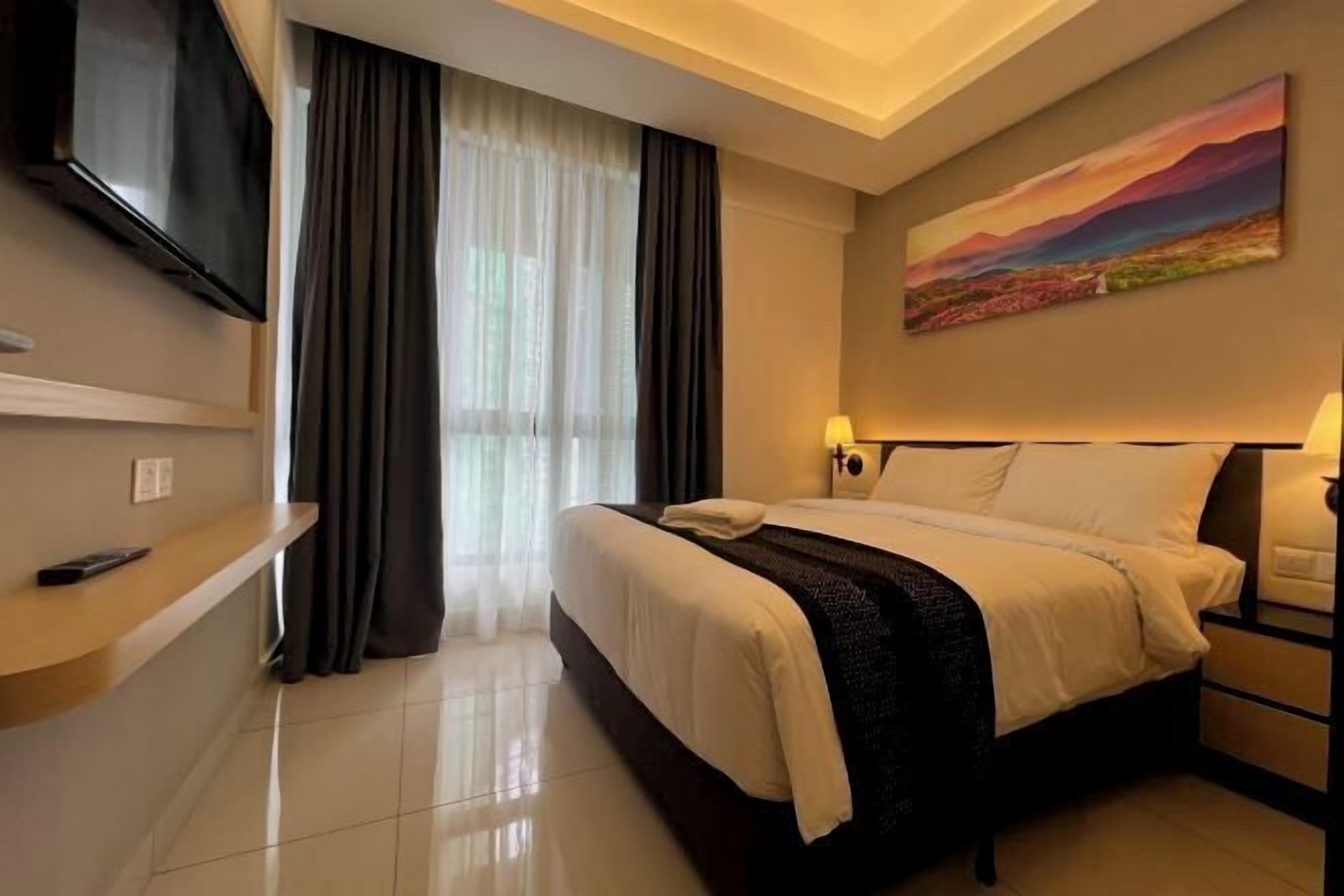 Minibar, in-room safe, desk, laptop workspace