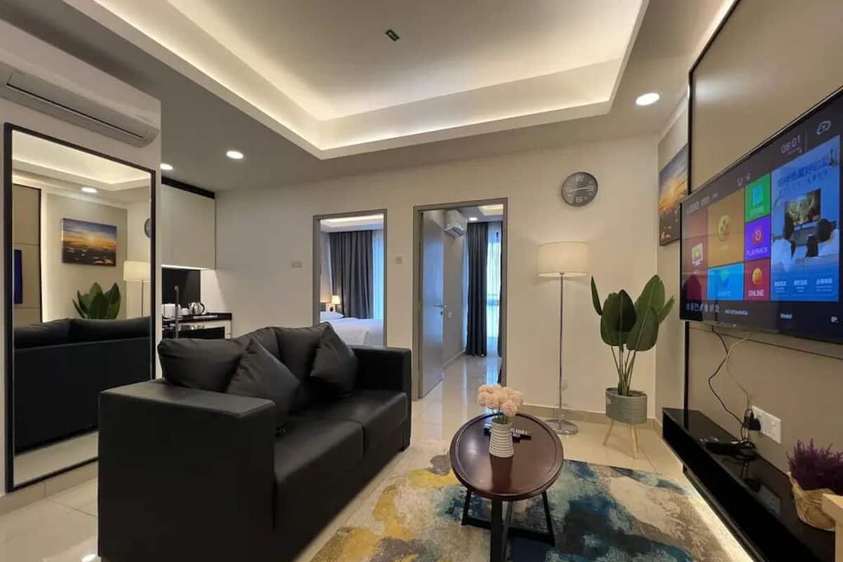 Habitación familiar, 2 habitaciones (Small) | Zona de estar | Smart TV de 50 pulgadas con canales por cable, Netflix