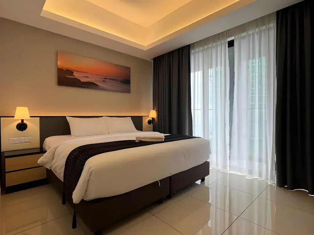 Suite, 2 slaapkamers, terras | Een kluis op de kamer, een bureau, een laptopwerkplek