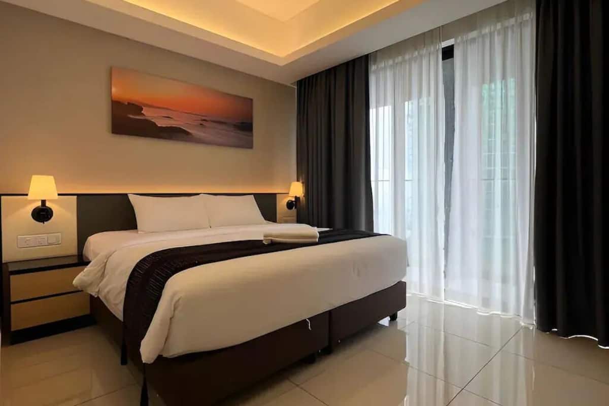 Suite, 2 habitaciones, terraza | Minibar, caja fuerte, escritorio y espacio para trabajar con un portátil
