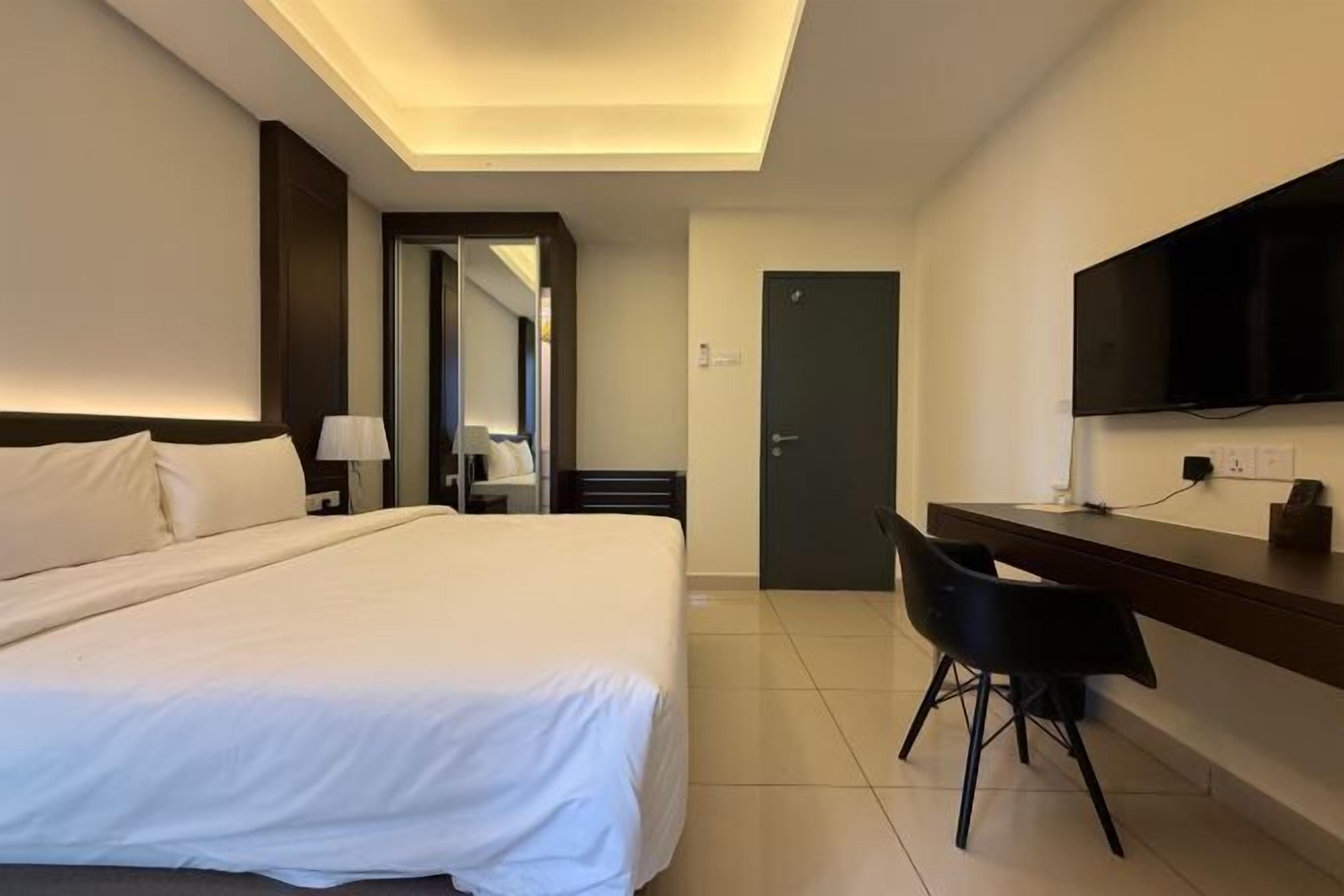 Minibar, in-room safe, desk, laptop workspace