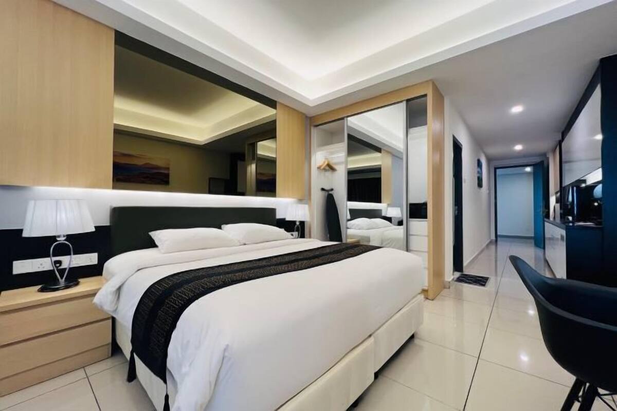 Minibar, in-room safe, desk, laptop workspace