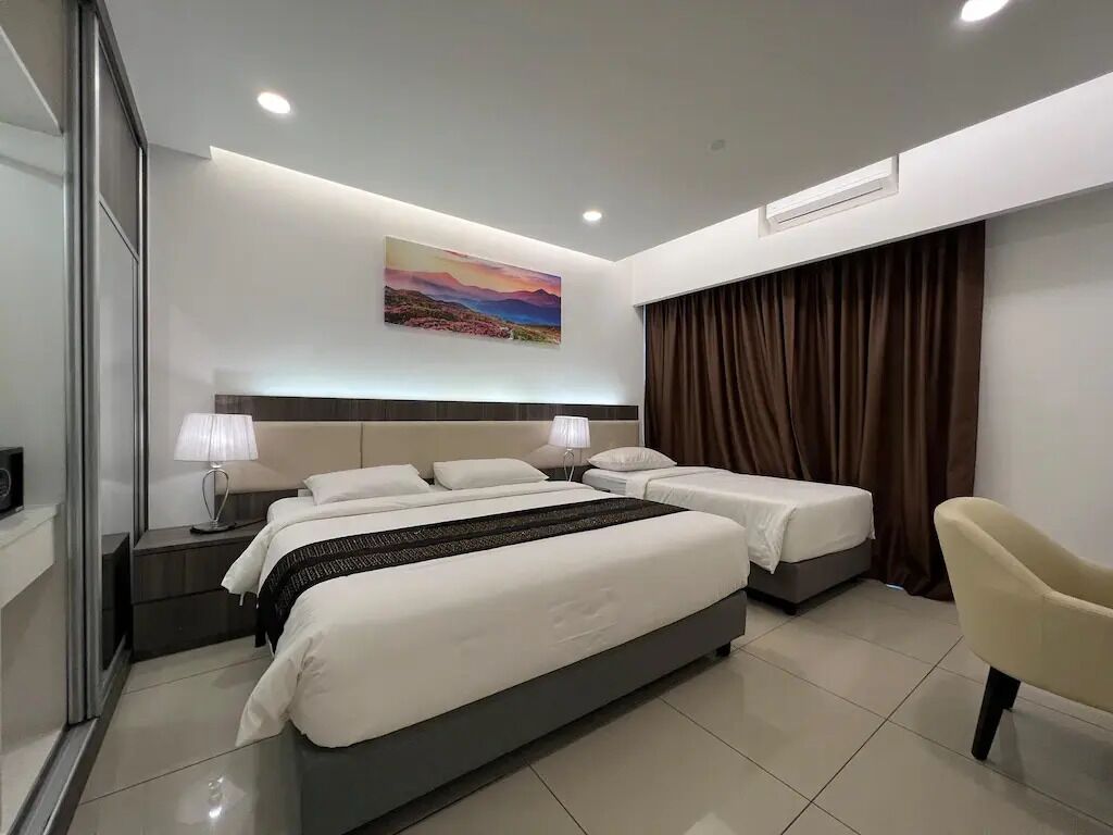 Appartement, 2 slaapkamers | Een kluis op de kamer, een bureau, een laptopwerkplek