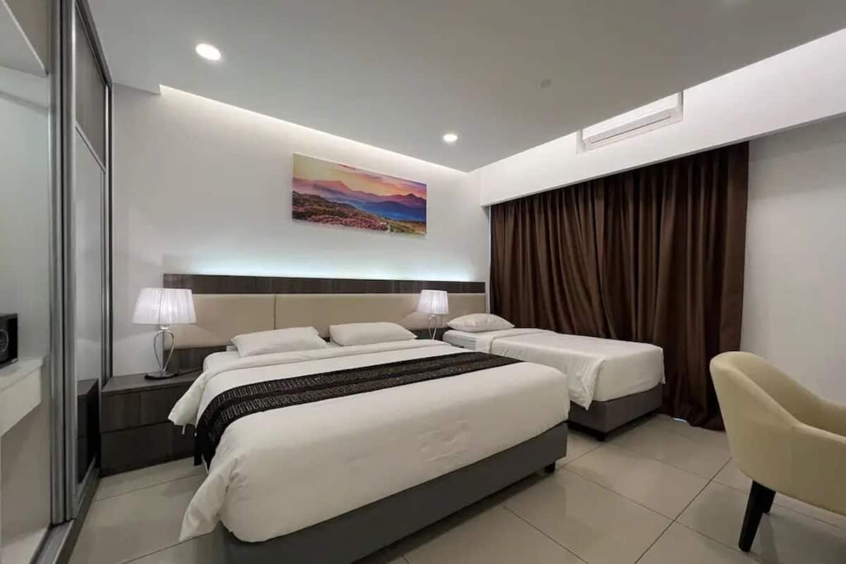 Apartamento, 2 habitaciones | Minibar, caja fuerte, escritorio y espacio para trabajar con un portátil