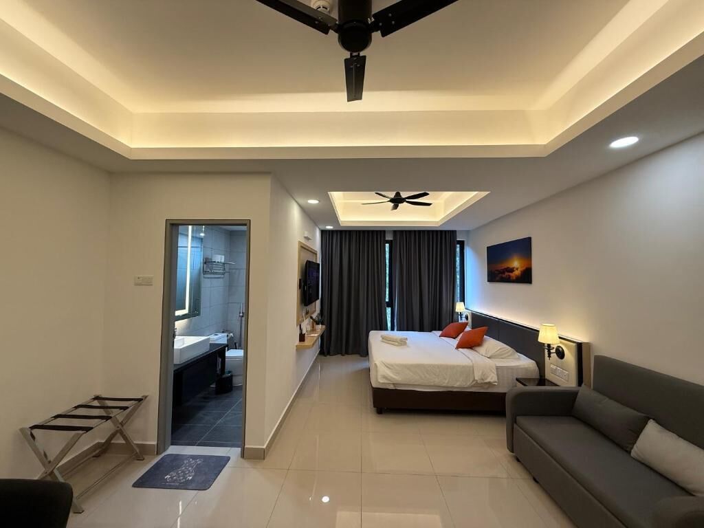 Studio (with Sofa Bed) | Een kluis op de kamer, een bureau, een laptopwerkplek