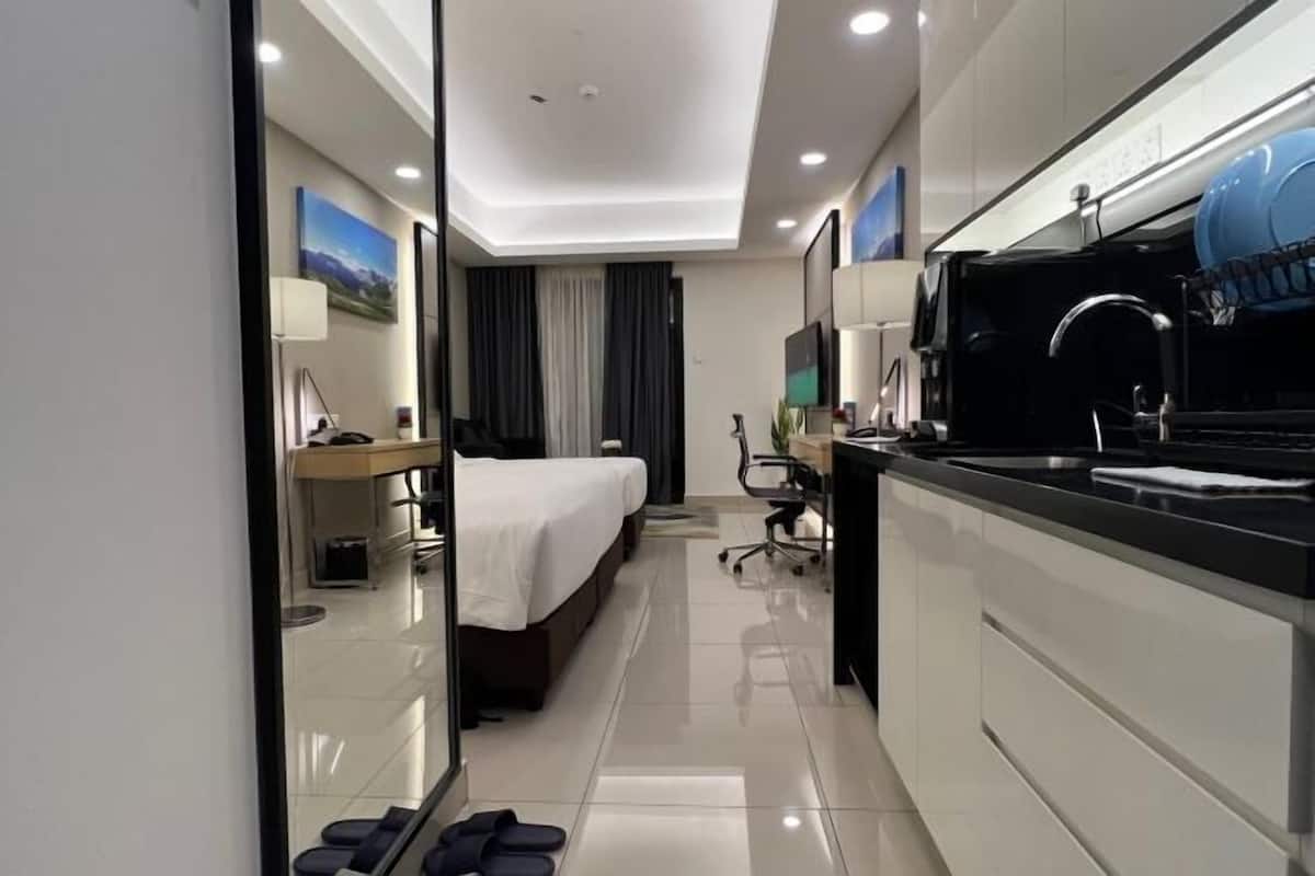 Minibar, caja fuerte, escritorio y espacio para trabajar con un portátil