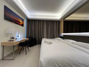 Familie suite, 2 slaapkamers | Een kluis op de kamer, een bureau, een laptopwerkplek