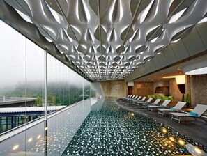 Kolam renang tertutup