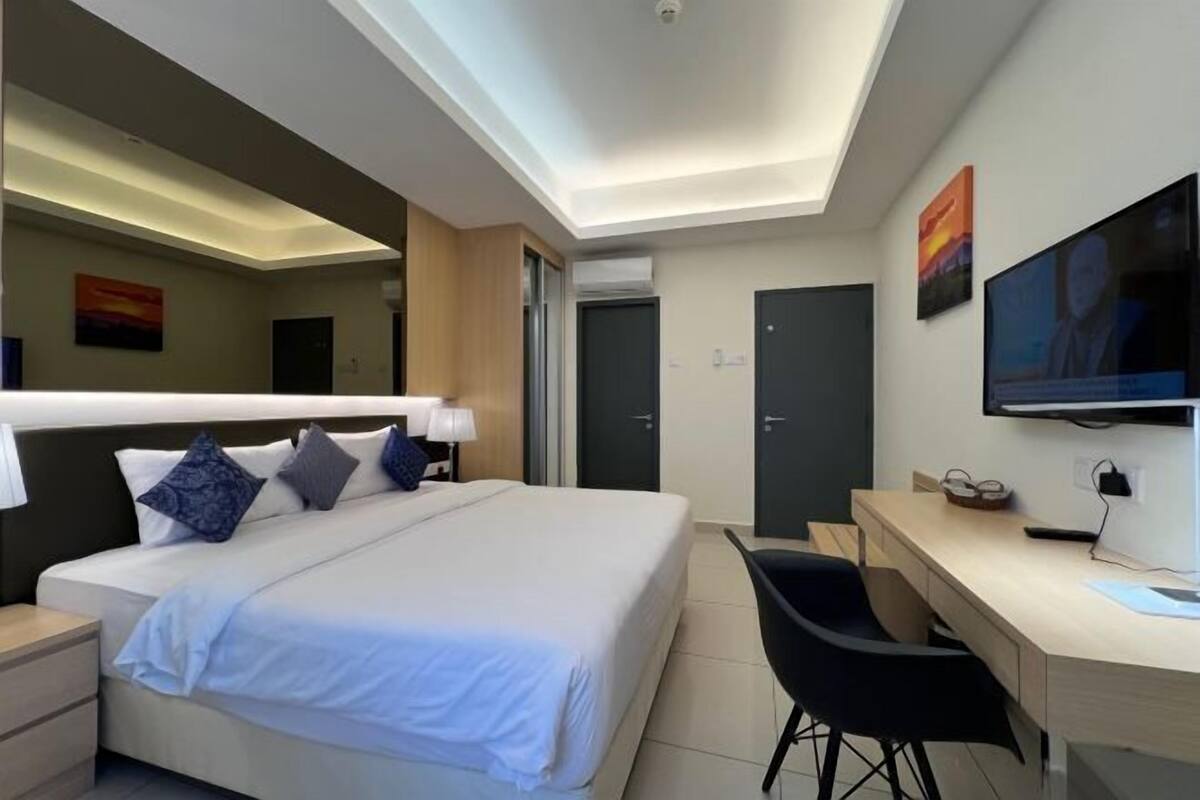 Minibar, in-room safe, desk, laptop workspace