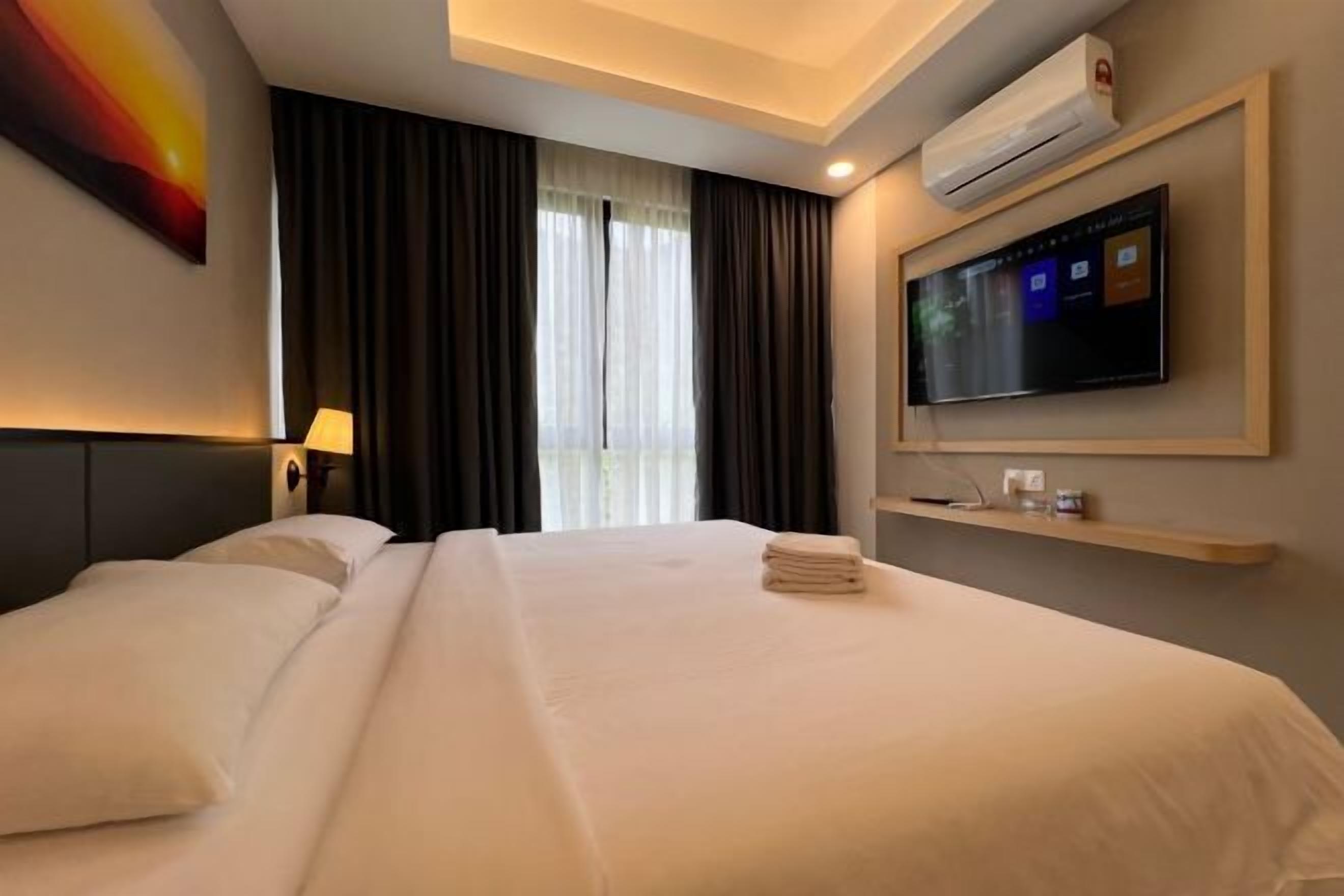 Minibar, in-room safe, desk, laptop workspace