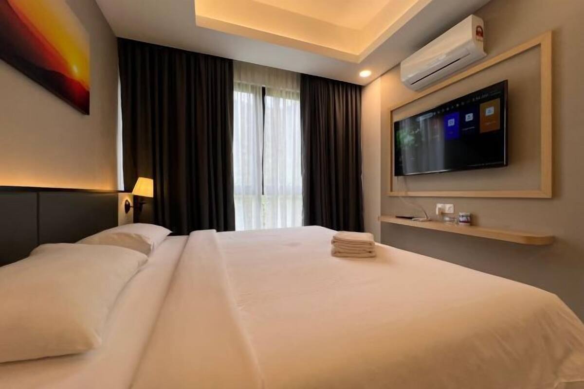 Minibar, in-room safe, desk, laptop workspace