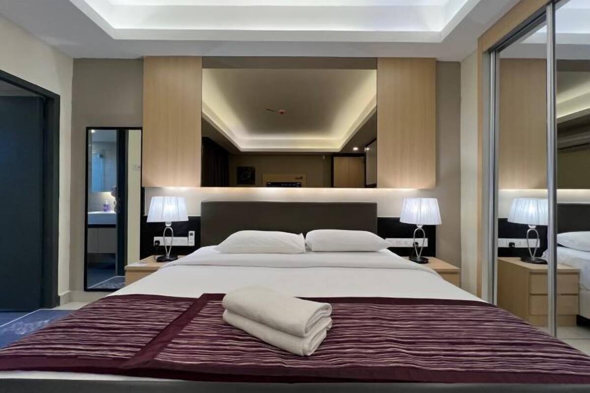 Minibar, in-room safe, desk, laptop workspace