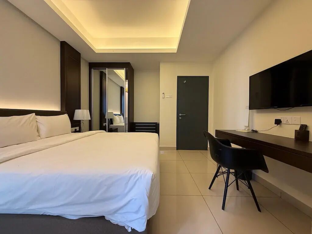 Deluxe kamer, 2 slaapkamers, balkon | Een kluis op de kamer, een bureau, een laptopwerkplek