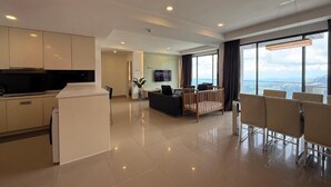 Premium kamer, 3 slaapkamers | Woonruimte | Een 50-inch smart-tv met kabelzenders, Netflix en streamingdiensten