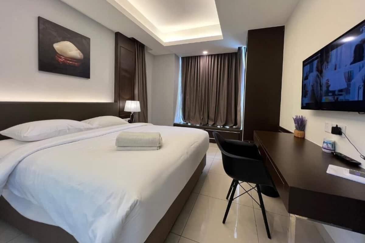 Habitación superior, 2 habitaciones | Minibar, caja fuerte, escritorio y espacio para trabajar con un portátil