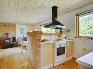 Réfrigérateur, batterie de cuisine, vaisselle et ustensiles