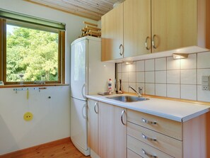 Fridge, cookware/dishes/utensils