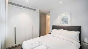 2 bedrooms, desk, iron/ironing board, WiFi