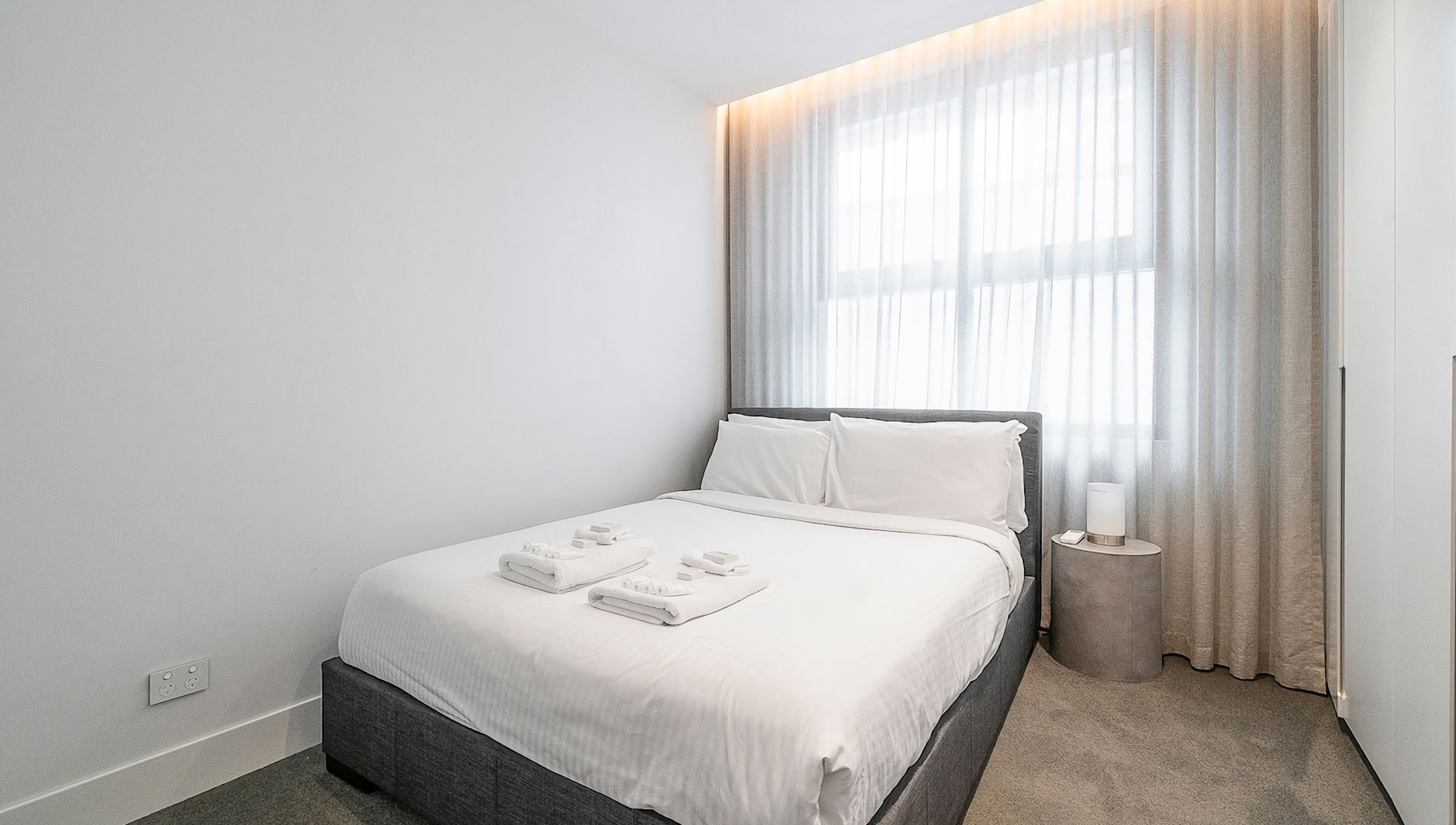 2 bedrooms, desk, iron/ironing board, WiFi