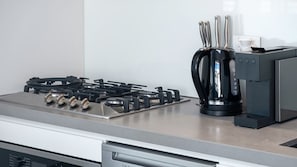 Wasserkocher mit Kaffee-/Teezubehör, Kühlschrank, Mikrowelle, Ofen