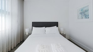 1 Schlafzimmer, Schreibtisch, Bügeleisen/Bügelbrett, Reisekinderbett