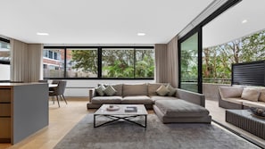 Smart TV - Cosy 3BR Apt with Balcony & Parking in Coogee (Coogee)